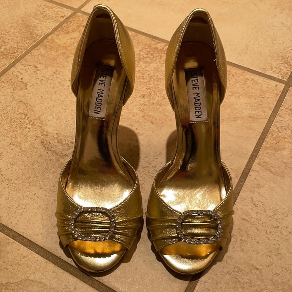 Steve Madden Ware open toe stiletto heels in gold. Size 6.